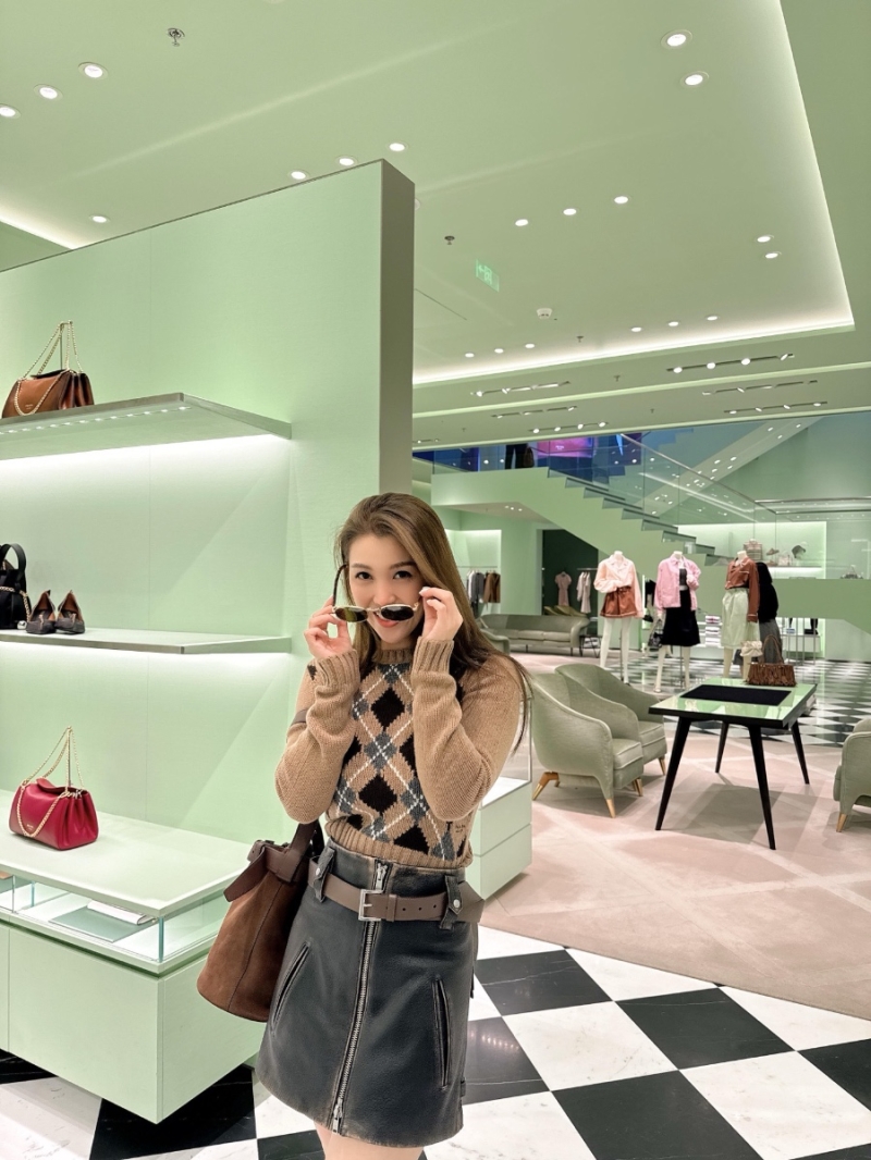 Prada 25FW Early Autumn Color-Block Diamond Pattern Logo Knit Sweater in Camel