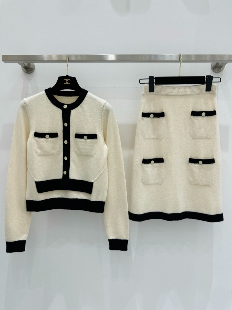 Chanel Early Autumn Cashmere Knit Sweater in Off-White - Luxe Elegance