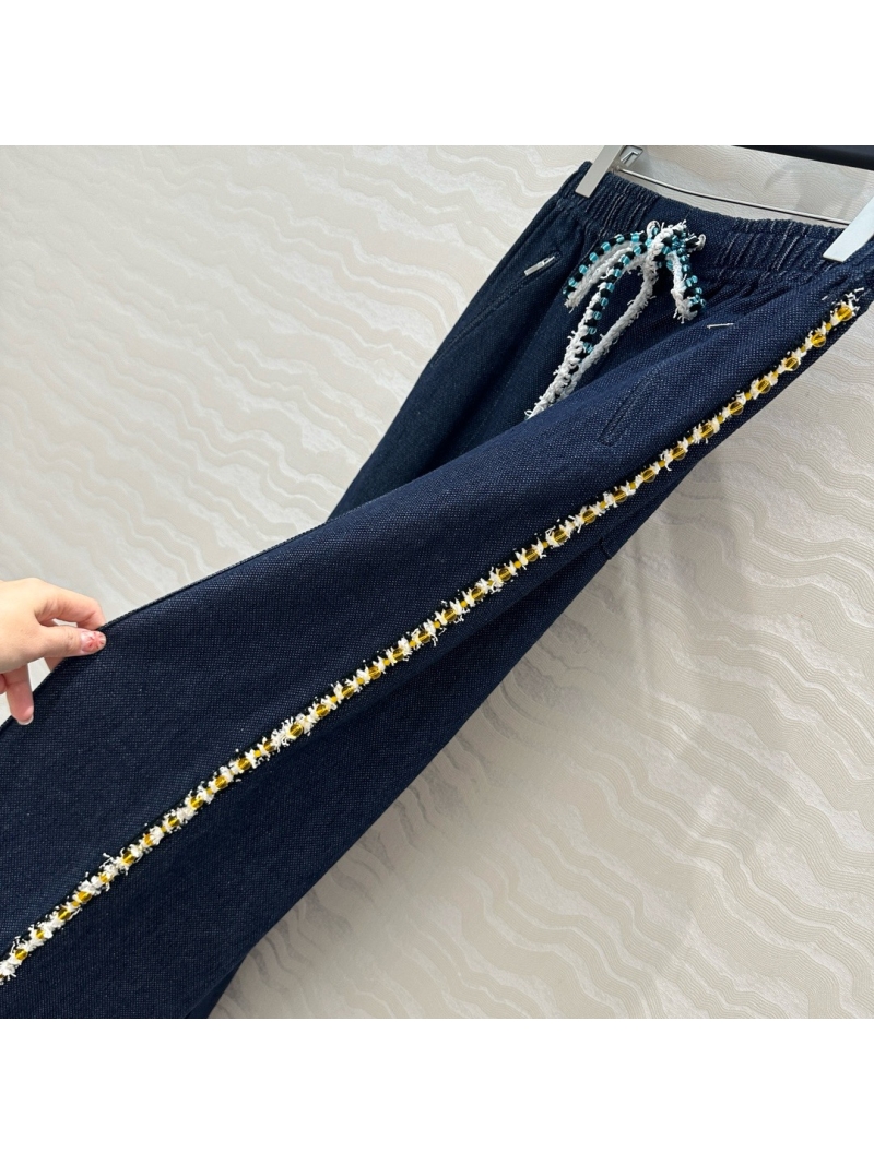 Chanel Handcrafted Crystal Embellished Straight-Leg Jeans – Chic and Sophisticated