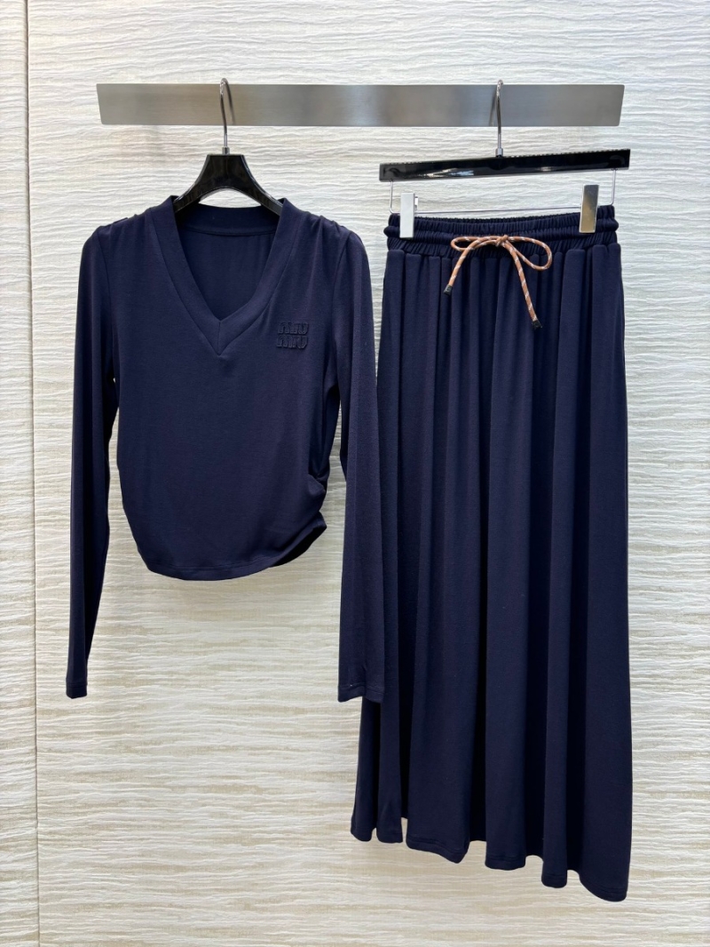Miu Miu Fall 2024 Casual Set - Soft V-Neck Top and Pleated Skirt. Black