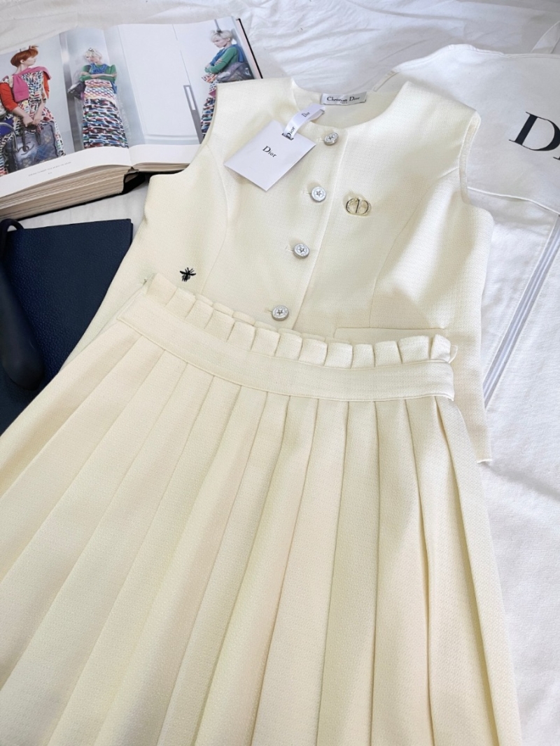 Dior 2025 Exclusive Bee Embroidered Vest & Pleated Skirt Set Creme