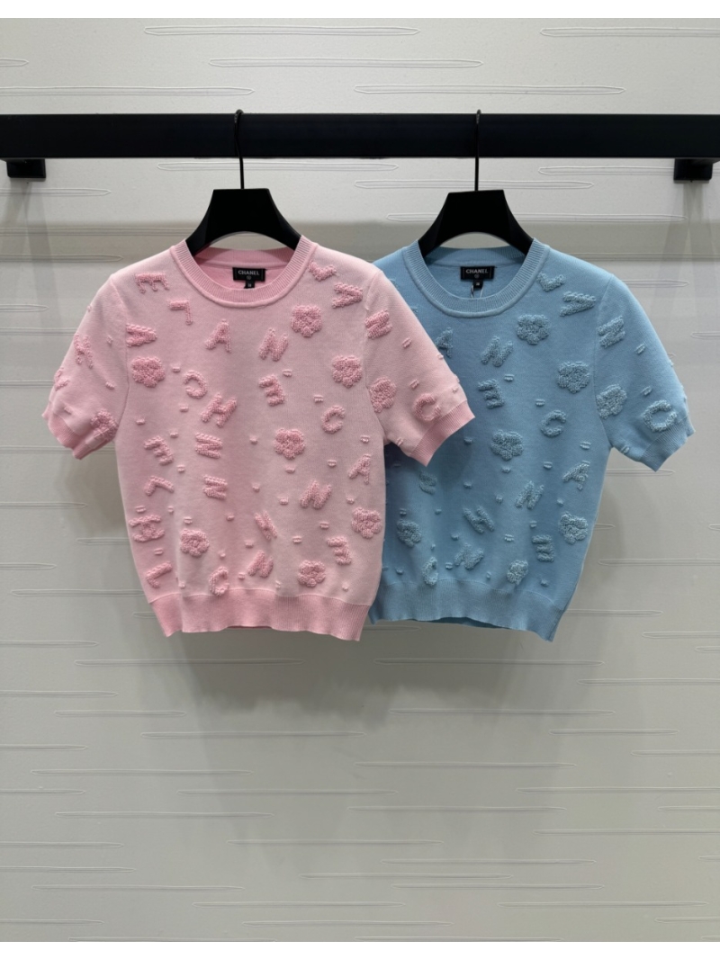 Chanel 2025 Spring/Summer Elegant Logo Knit Top in Pastel. Soft Pink