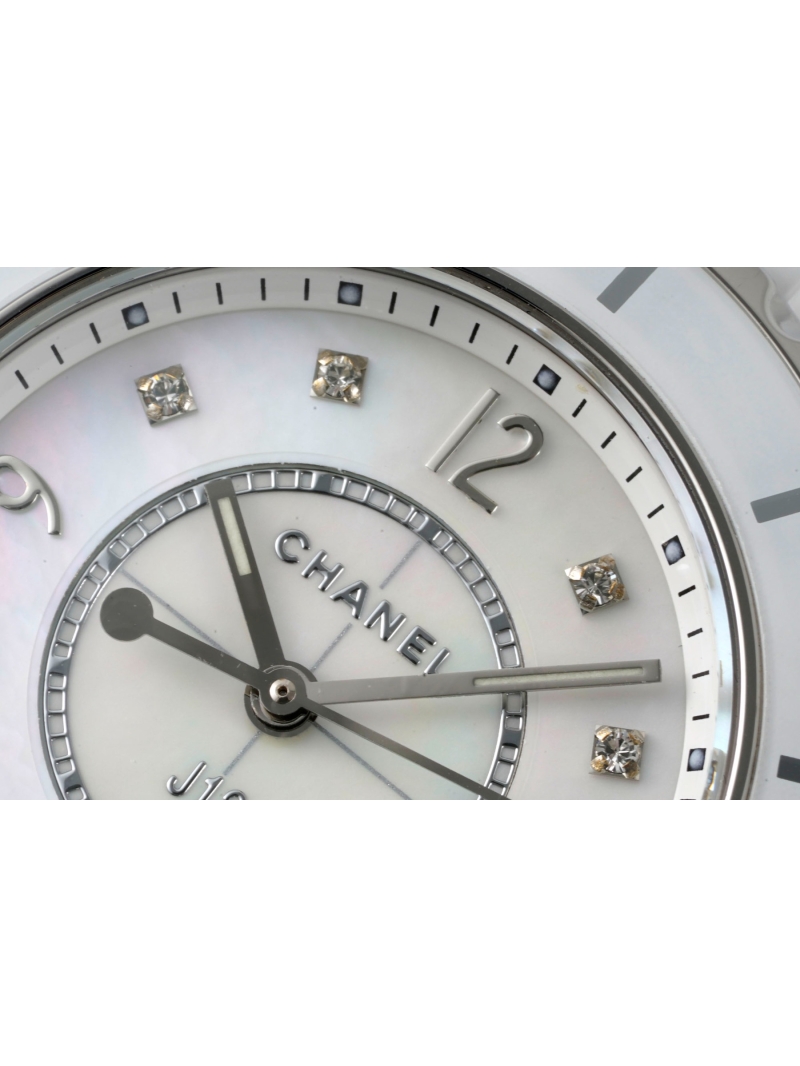 CHANEL Exclusive J12 Series 33 Wristwatch white with diamond