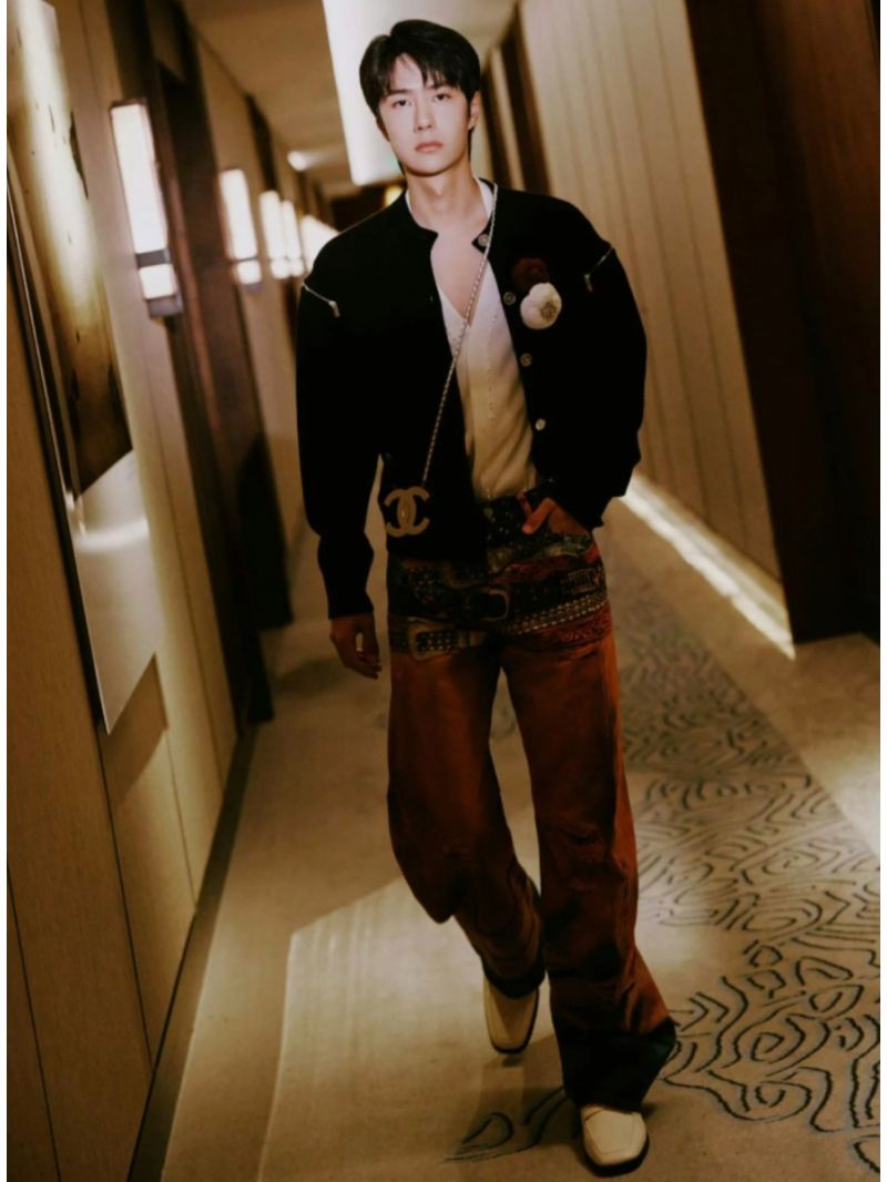 Chanel Wool Cardigan with Shoulder Zippers – Modern Elegance in Luxurious Cashmere Black