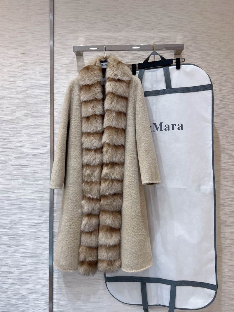 Max Mara Handmade Wool Blend with Fox Fur. Beige-Yellow