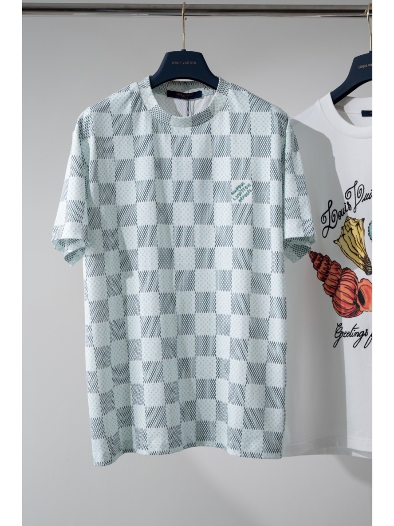 Louis Vuitton Classic Collection Stylish T-Shirt with Checkerboard Green Print