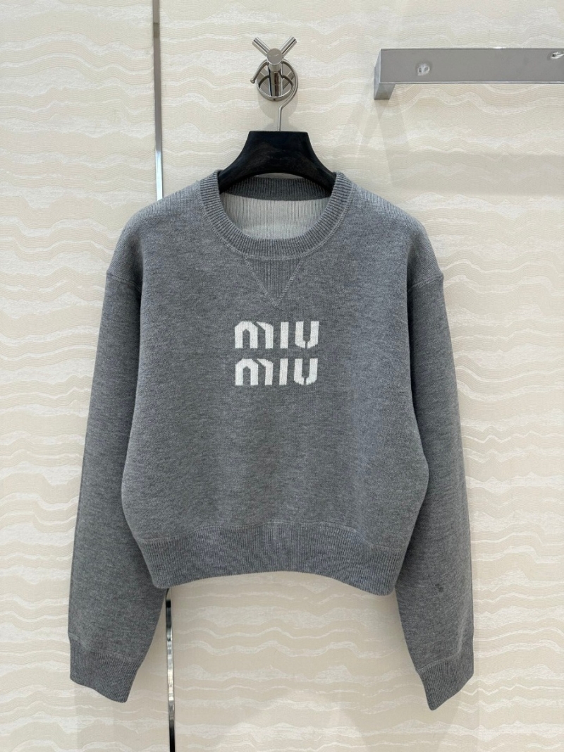 Miu Miu College Style Short Knit Sweater with Contrasting Logo - Gray
