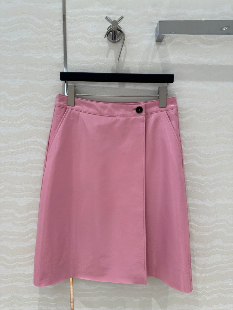 Miu Miu Spring 2025 Collection Patent Leather A-Line Skirt Vibrant Colors. Pink