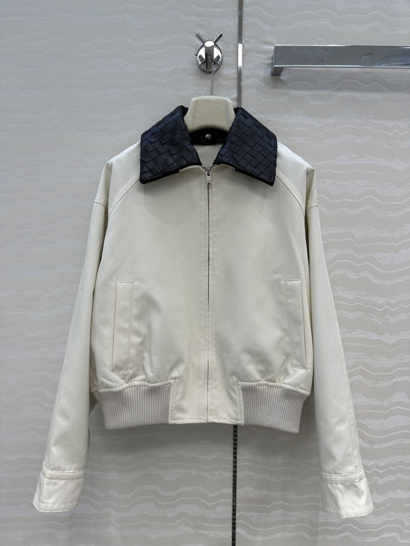 Bottega Veneta Luxe Early Autumn Jacket in Cream White - 100% Wool Detachable Collar, Modern Tailored Fit
