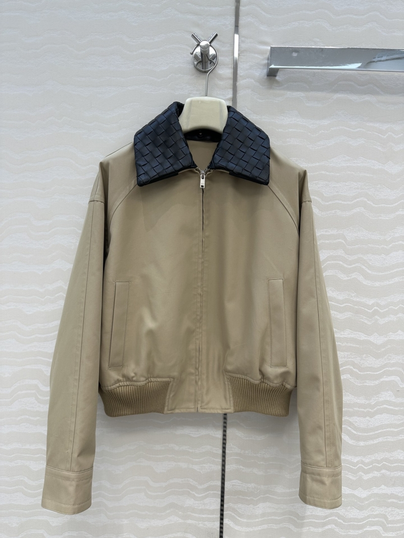 Bottega Veneta Luxe Early Autumn Jacket in Khaki - 100% Wool Detachable Collar, Modern Tailoring