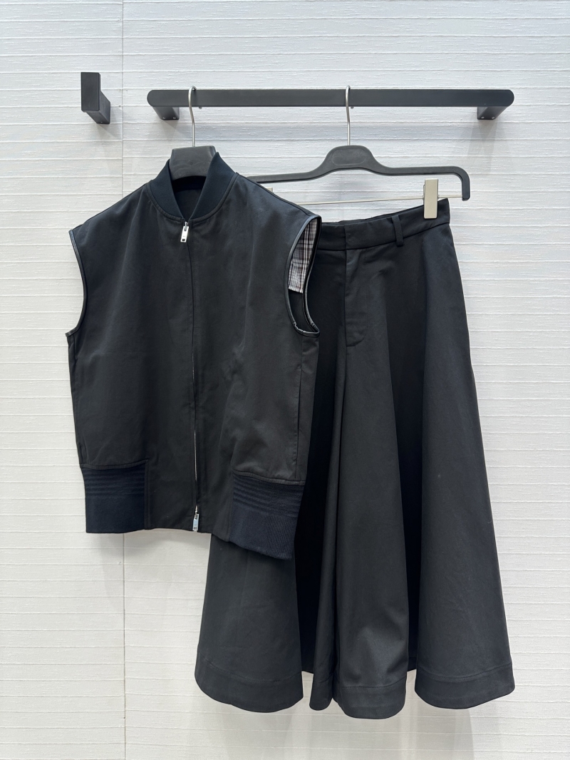 Bottega Veneta Early Autumn Ribbed Hem Double-Zip Sleeveless Vest in Black