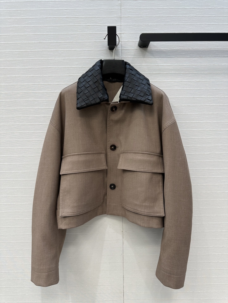 Bottega Veneta Wool-Blend Jacket with Detachable Collar – Early Autumn 2025, Drop-Shoulder, Curved Sleeve