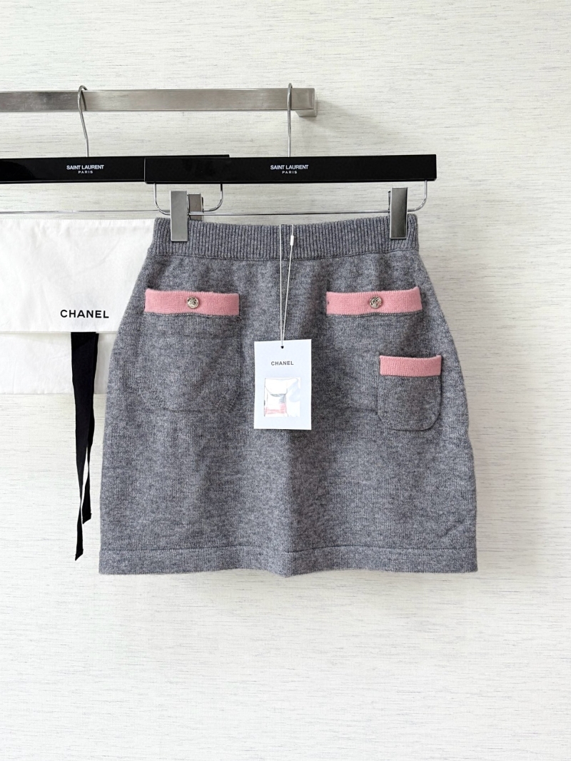 Chanel 25FW Heather Grey and Soft Pink Knit Mini Skirt with Ribbed Waistband and CC Button Accents