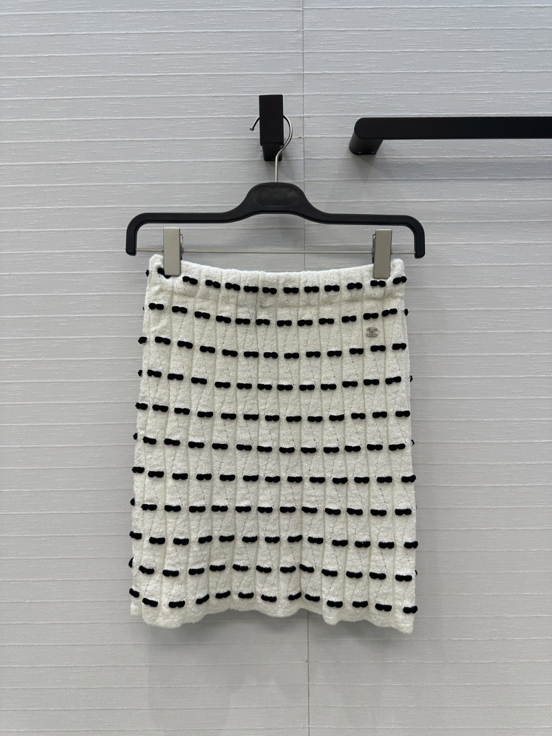 Chanel Coco 25K New Arrival White Knit Skirt with Black Bow Motif, Imported Blended Yarn, French Court Style Bodycon