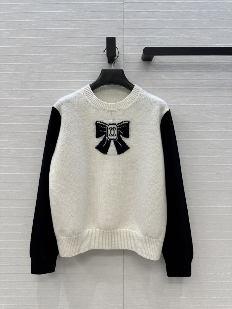 Chanel 25N Coco Neige Ski Collection Bow-Embellished Cashmere Sweater in Black and White