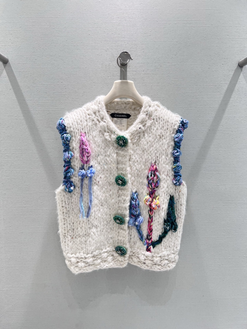 Chanel 2025FW Opulent Handcrafted Mohair Knit Vest with Emerald Buttons