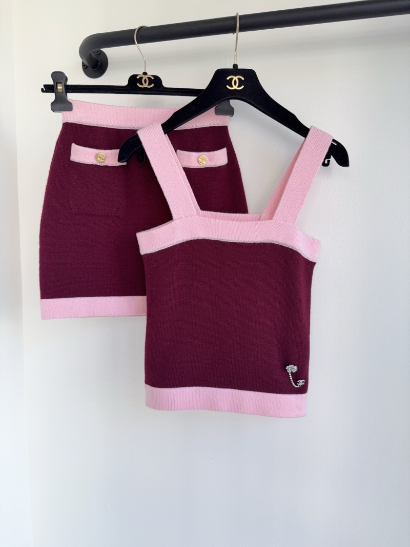 Chanel Luxe Knitted Sleeveless Vest in Contras Wine Pink - Elegant Contrast Design