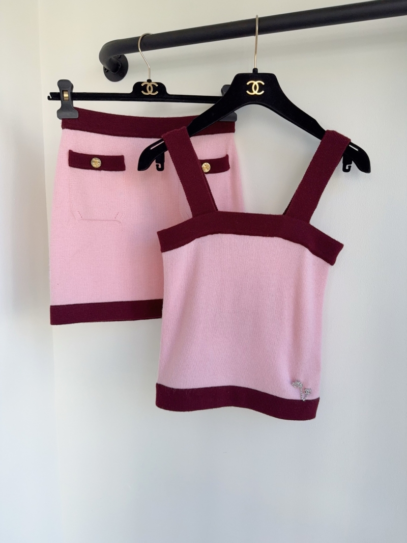Chanel Elegant Contrast Pink Knitted Sleeveless Tank Top - Luxe Contrast Design