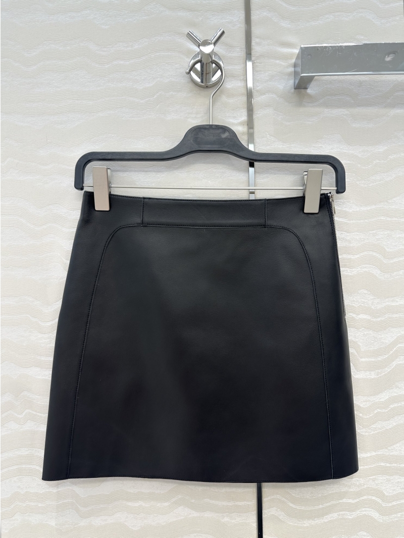 Hermès Luxe Lambskin Skirt in Black – Exquisite Craftsmanship & Minimalist Design