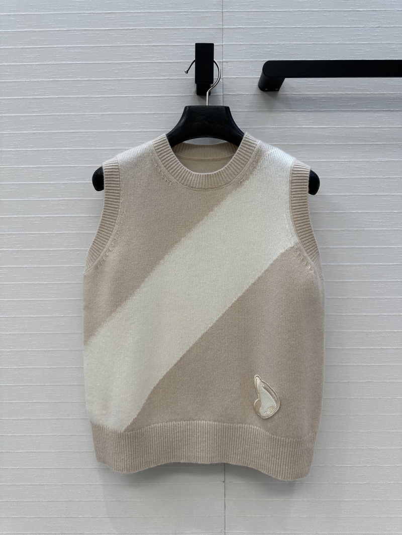 Hermès Exclusive Autumn/Winter Cashmere Vest in Creamy Apricot with Embroidered Logo