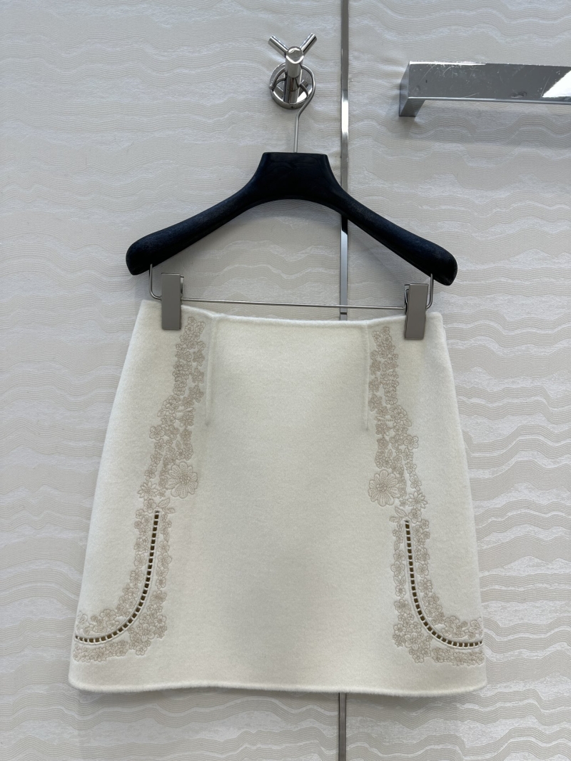 Hermès Limited Edition Exquisite White A-Line Mini Skirt with Intricate Floral Embroidery