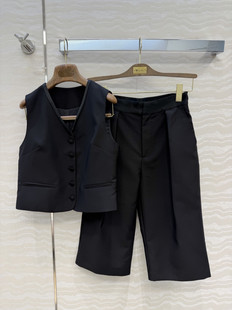 Loro Piana Exquisite Silk-Wool Tailored Vest and Pleated Bermuda Shorts Set