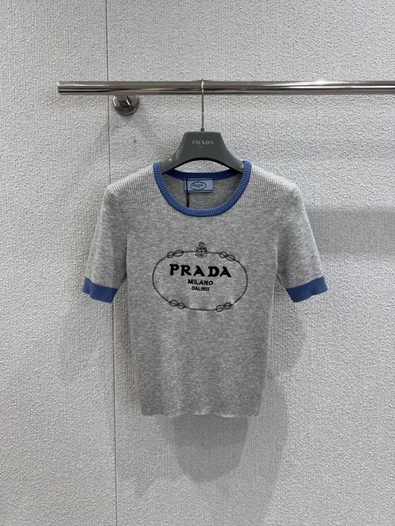 Prada 25FW Early Autumn Contrast Color Embroidered Letter Short-Sleeve Knit Top | Luxe Wool Yarn, Light Gray with Blue Trim