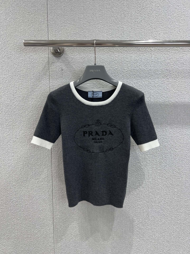 Prada 25FW Early Autumn Contrast Color Embroidered Letter Short-Sleeve Knit Top in Dark Gray