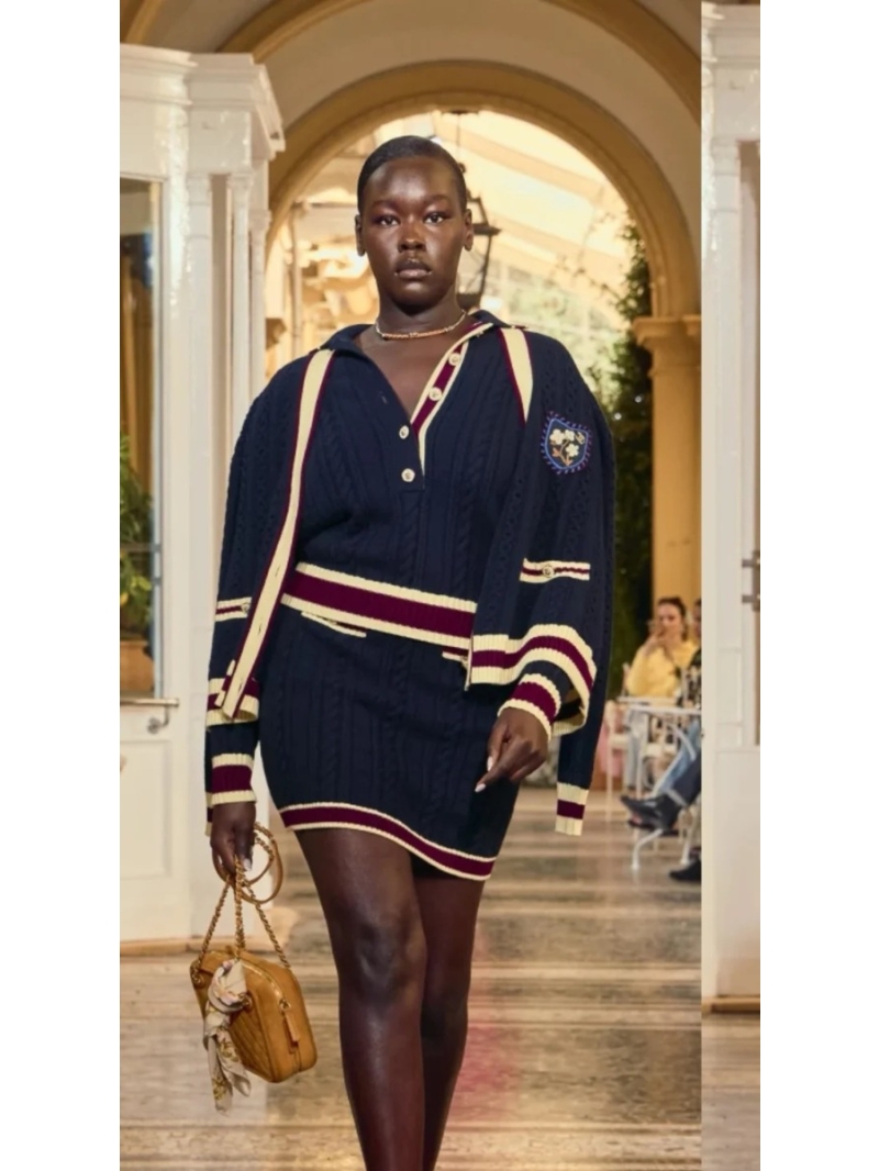 Chanel 2025FW Métiers d'Art Collection Navy Blue Wool-Blend Cable Knit Sweater with Pearl Buttons