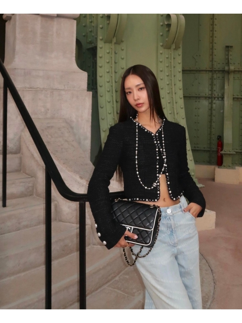 Chanel Hand-Beaded Pearl Trim Cropped Tweed Jacket in Black