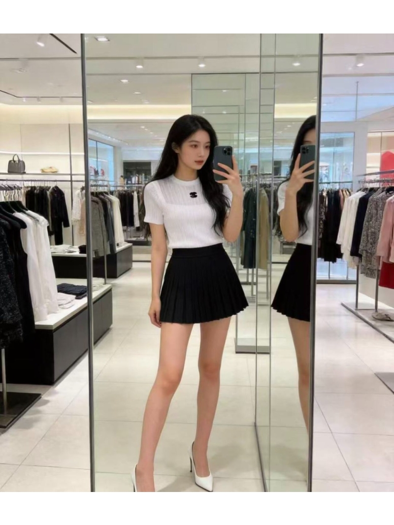 Chanel 26SS Signature CC Logo Ribbed Knit Short-Sleeved Top in White