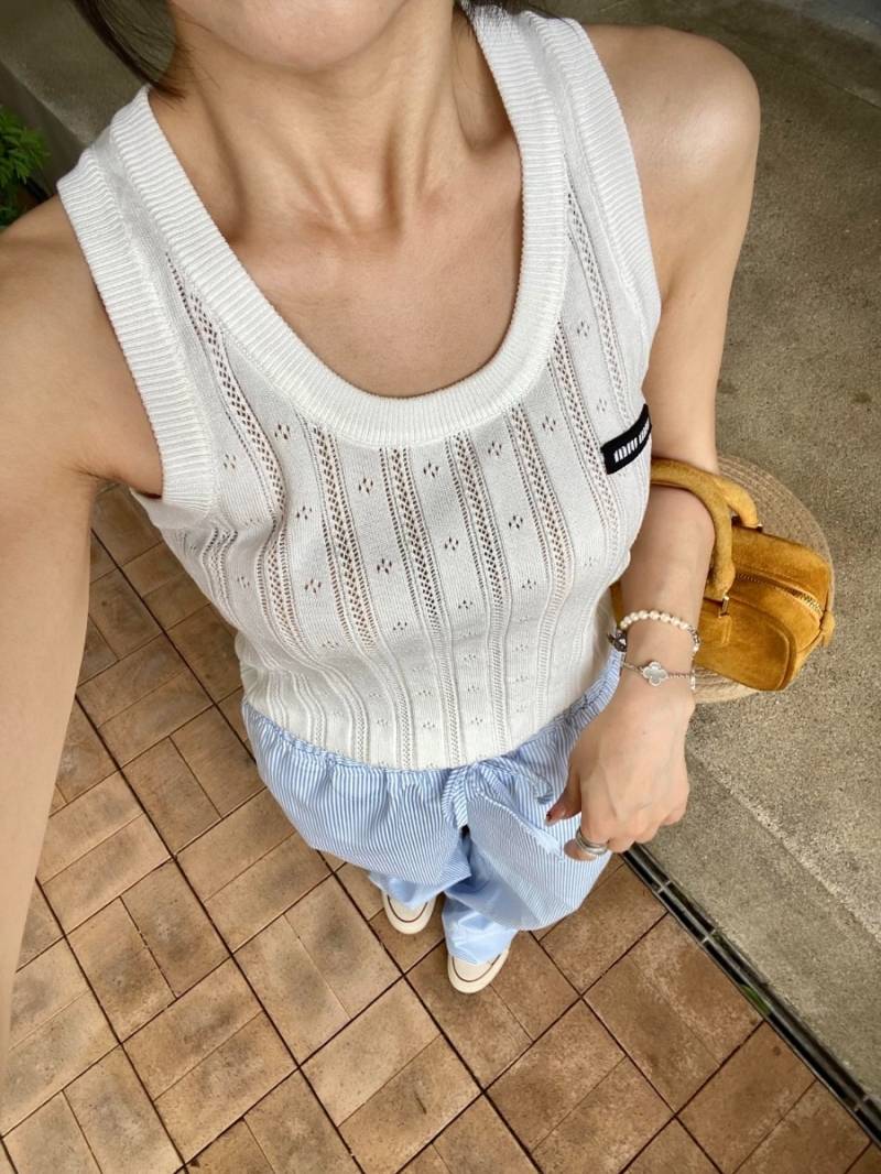 Miu Miu Early Autumn Knitted Vest - Exclusive Retro Chic with Slim Fit