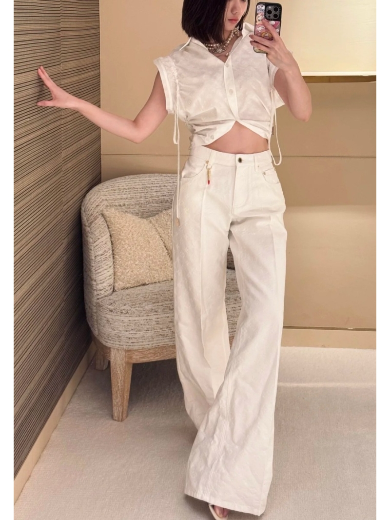 Louis Vuitton LV 25s Spring/Summer New Arrival Sproty Series White Monogram Logo Denim Pants with Lipstick Metal Charm