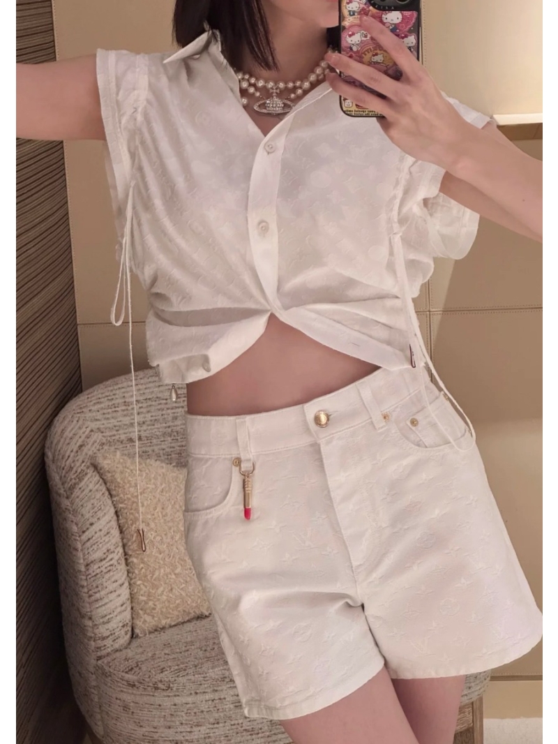 Louis Vuitton LV 25s Spring/Summer New Arrival Sproty Series White Monogram Logo Denim Shorts with Lipstick Metal Pendant