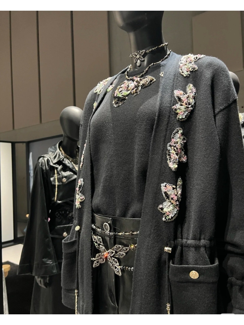 Chanel Coco25a Atelier Collection V-Neck Knit Cardigan with Handcrafted Floral Embellishments