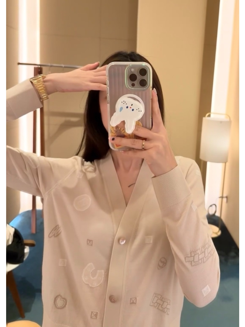 Hermès Exclusive Early Autumn Jacquard V-Neck Cardigan in Light Pink | Luxe Cashmere Yarn & Timeless Elegance