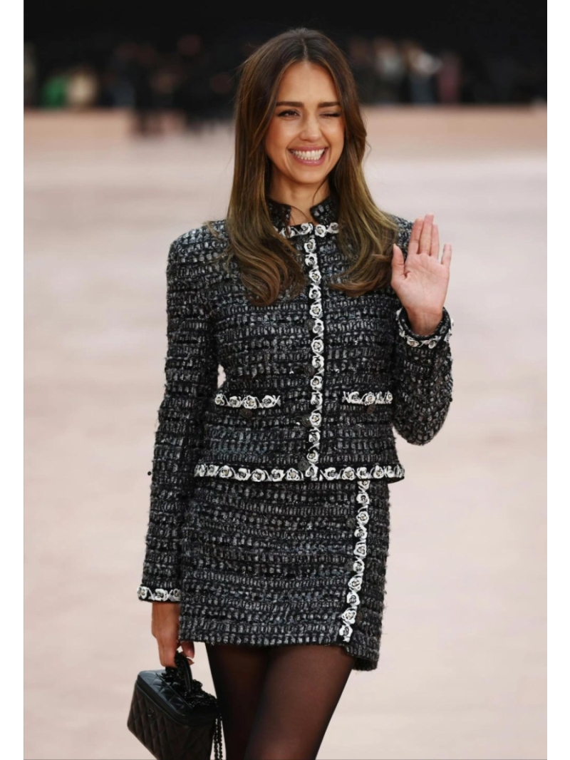 Chanel 25K Métiers d'Art Collection Black and White Embellished Tweed Jacket – Exquisite Floral Embroidery, Cropped Fit