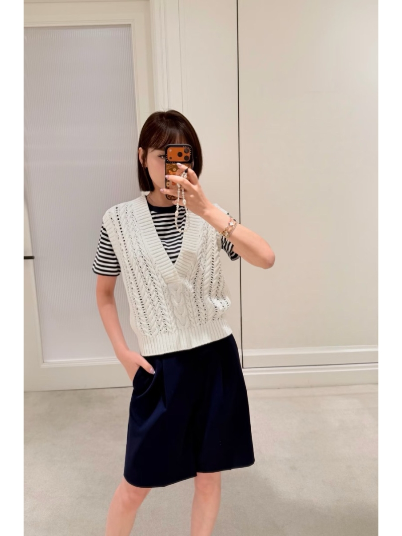 Ralph Lauren Exquisite Pure Cotton Cable-Knit V-Neck Vest in Cream