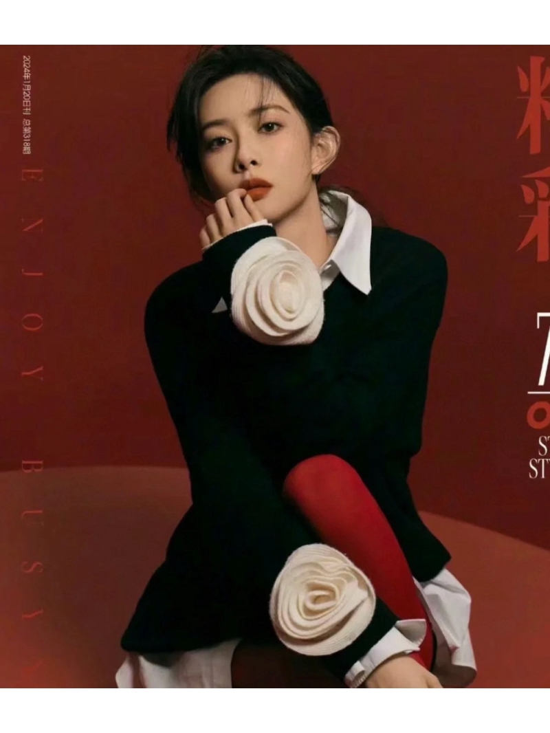 Valentino 24 Early Autumn Collection Black Wool Sweater with Beige Rose Sleeve Details