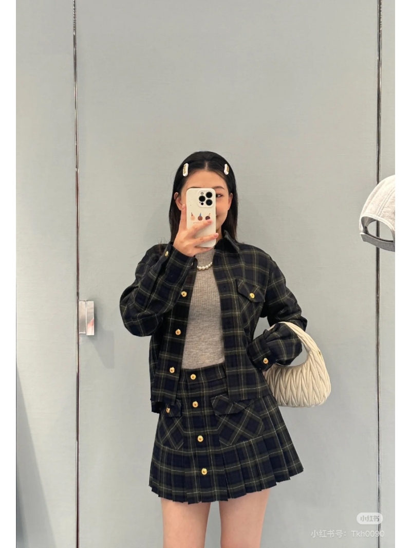 Miu Miu 2024 Fall/Winter Vintage Academy Style Green Plaid Pleated Skirt