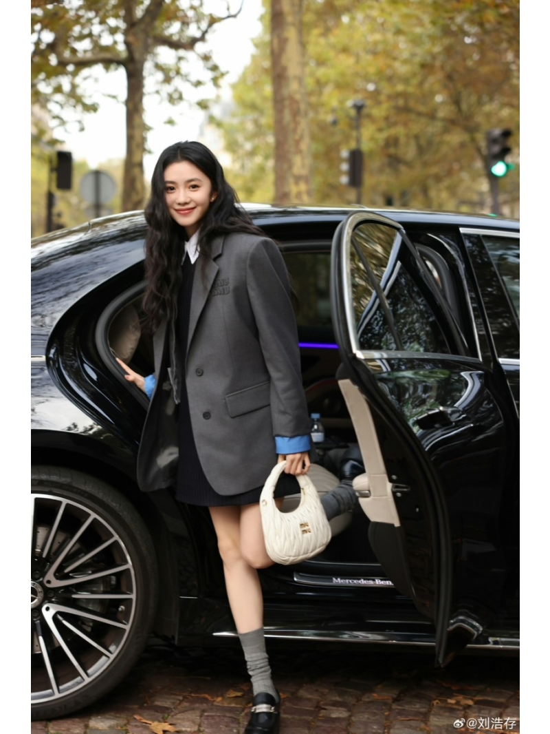 Miu Miu 2024 Fall/Winter Intellectual Style Wool Blazer with Faux-Layered Shirt Cuffs. Gray