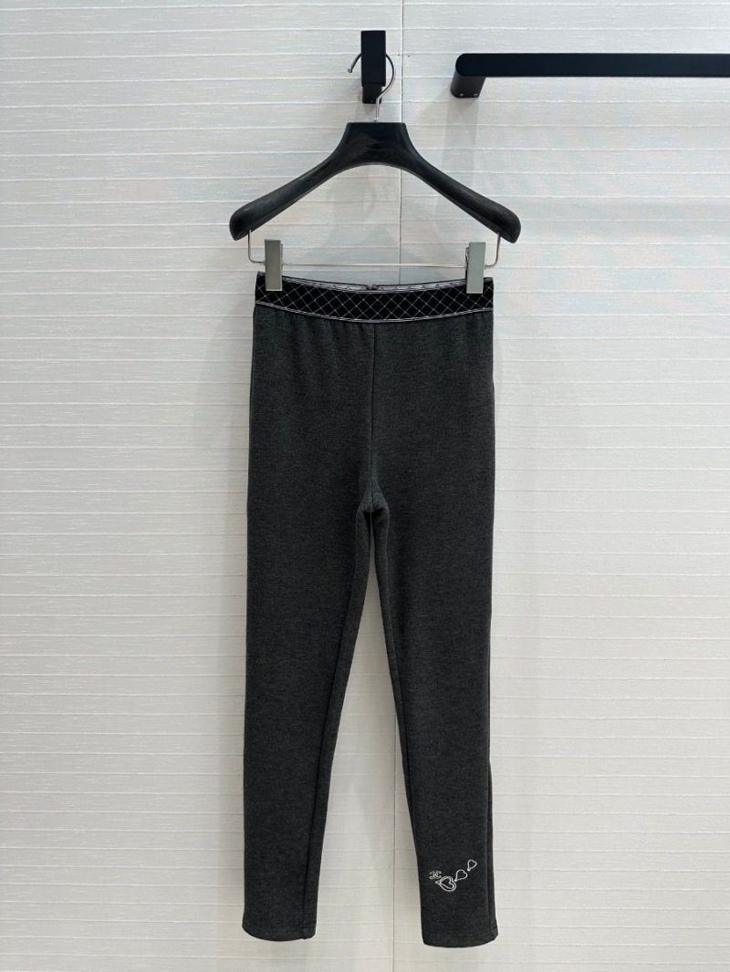 Chanel 24 Fall/Winter Collection Soft Cotton Fleece High-Waisted Leggings with Quilted Waistband. Soft Neutral Beige