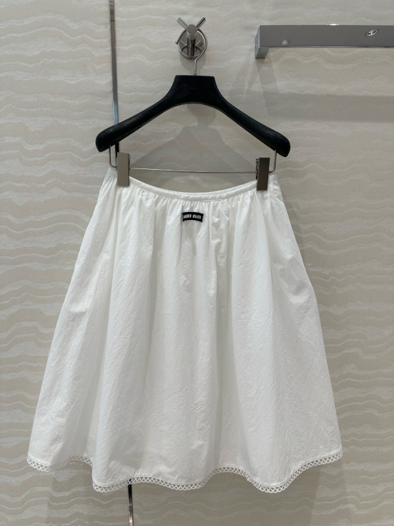 Miu Miu Early Spring 2025 White Puff A-Line Skirt with Lace Hem – Chic and Youthful Design