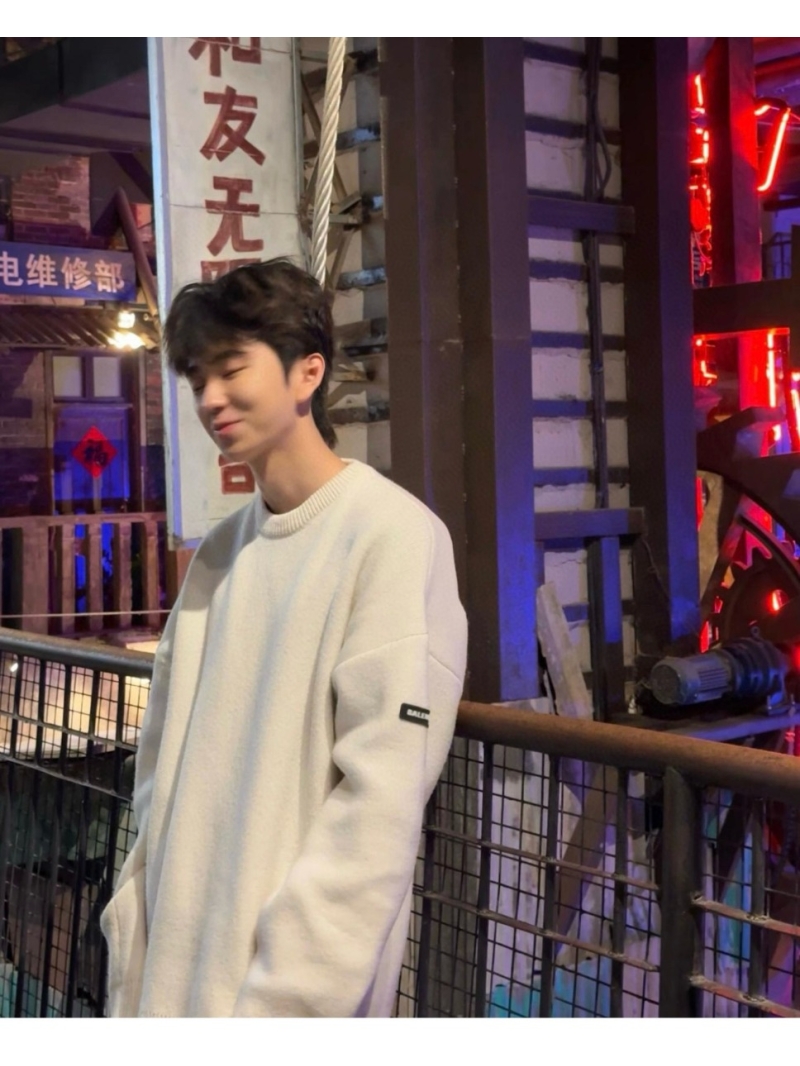 BALENCIAGA New Release. Logo Patch Solid Knit Sweater White