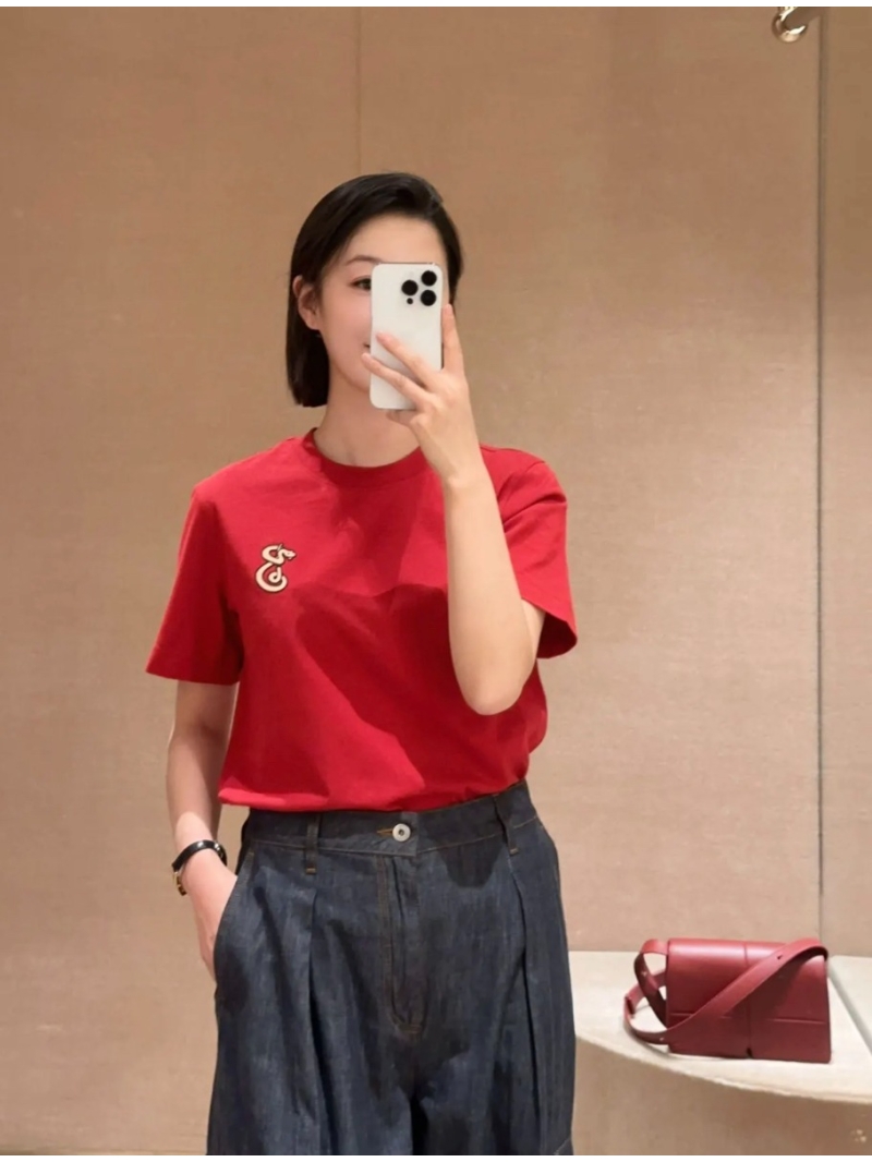 Burberry Spring Snake Year Special Edition Embroidered Snake T-shirt. Vibrant Red