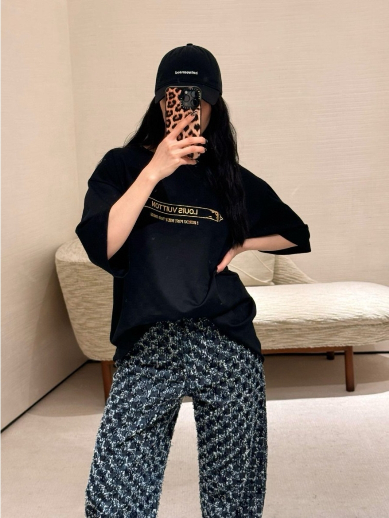 Louis Vuitton LV Latest Elegant Embroidered T-Shirt Solid