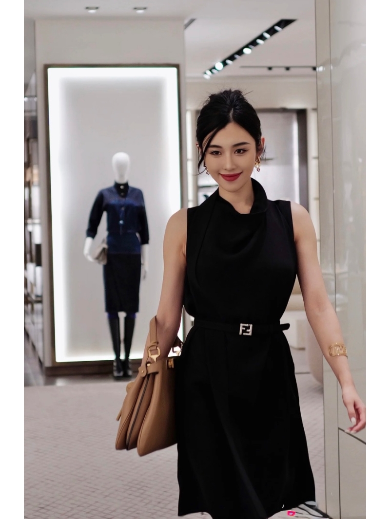 Fendi 2025 Early Spring Sleeveless Dress with Bow-Tie Draped Collar