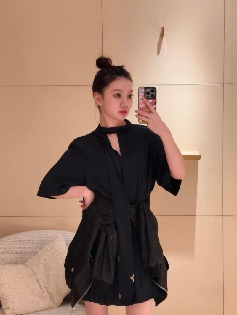 Louis Vuitton Spring/Summer 2025 Short-Sleeve Bow-Tie Dress with Pleated Hem Black – Elegant and Versatile