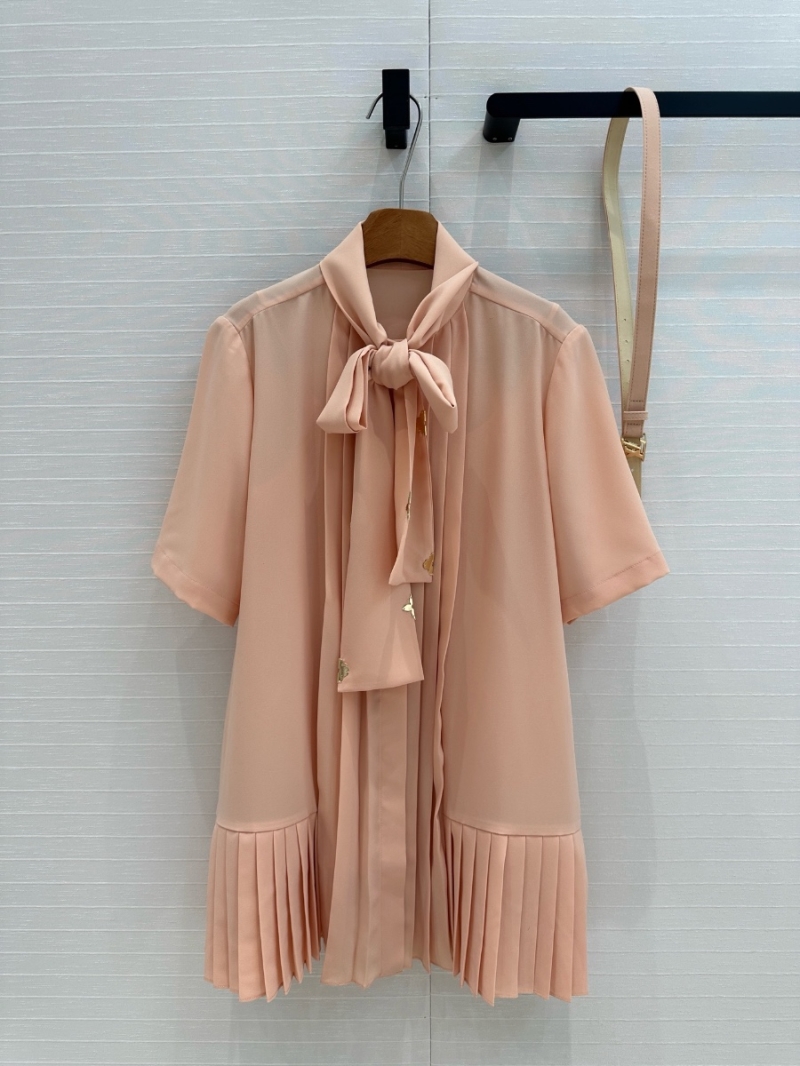 Louis Vuitton Spring/Summer 2025 Short-Sleeve Bow-Tie Dress with Pleated Hem Soft Pink – Elegant and Versatile