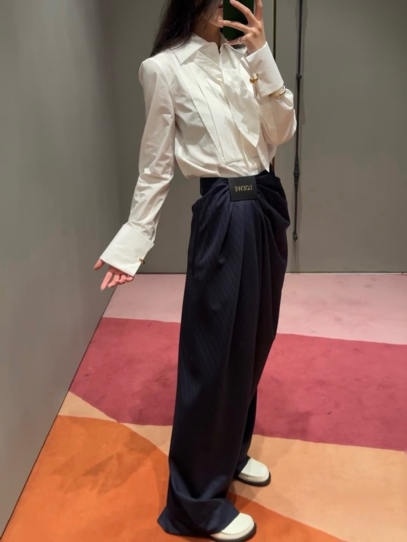 Loewe Spring/Summer 2025 Pleated Bow-Tie Shirt White – Elegant and Versatile